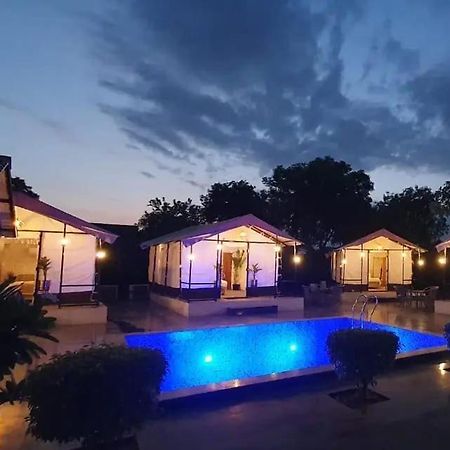 Luxury Farmhouse In Chhatarpur With Pool New Delhi Eksteriør billede